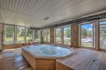End your day on the slopes with a soak in one of our hot tubs 